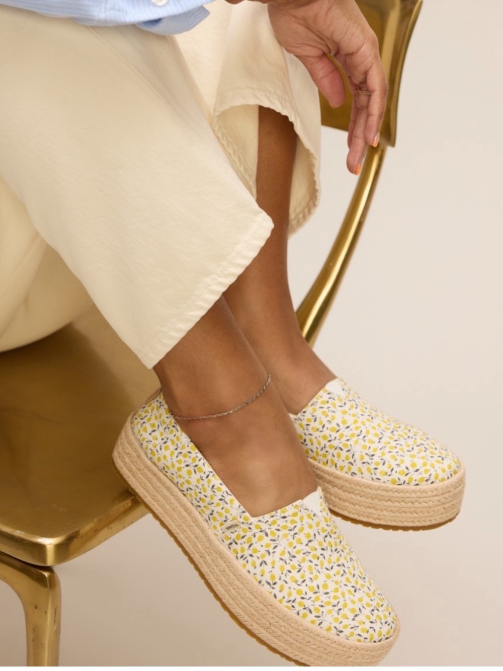 Toms NWOT Valencia slip on lemon print casual platform espadrille shoes 8 1/2